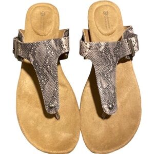 Giani Bernini Rivver Thong sandals. Faux Leather. Size 9.5 NWOT. T Strap, Buckle